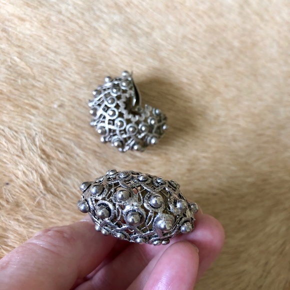 Vintage clip on earrings - Picture 2 of 4